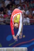 中国女子体操队夺得奥运会团体铜牌，黄曼丹在平衡木比赛中