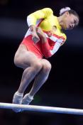 中国女子体操队夺得奥运会团体铜牌，黄曼丹在高低杠比赛中