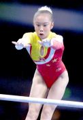 中国女子体操队夺得奥运会团体铜牌，凌洁在高低杠比赛中
