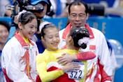 中国女子体操队夺得奥运会团体铜牌，董方霄与队友拥抱