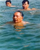 邓小平同志游泳