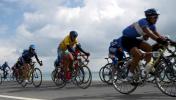 环青海湖国际公路自行车赛第四赛段 车手途中骑行