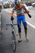 环青海湖国际公路自行车赛第五赛段 车手“坐骑”中途受损