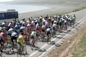 第三届环青海湖国际公路自行车赛进入第四赛段比赛