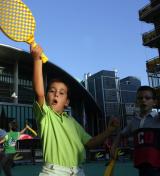 世锦赛激战正酣 西班牙小朋友场外体验羽毛球
