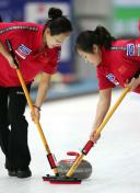 亚冬会女子冰壶赛 中国4比2暂时领先于日本