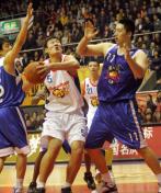06-07CBA季后赛半决赛 广东宝玛仕109比86大胜江苏南钢