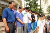 中国体操队悼念汶川地震罹难同胞