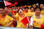 2008年中国田径公开赛开幕 现场观众高举国旗为选手加油