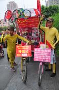 网络红人“阿贝哥”骑三轮为南京青奥会作宣传
