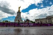 伦敦奥运会女子马拉松雨中鸣枪