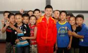 中国体操男队探访“风雨操场”