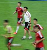 东亚杯足球赛在即 中国男足韩国首训