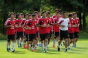 东亚杯足球赛在即 中国男足加紧训练