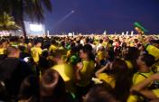 世界杯小组赛巴西4比1大胜喀麦隆 巴西球迷海滩观赛