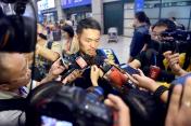 中国羽毛球队抵达仁川 林丹机场受追捧