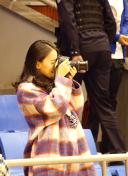 CBA第八轮江苏迎战新疆 孟达娇妻客串摄影记者