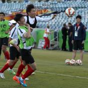 亚洲杯小组末轮赛前  中国队加紧训练