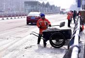 乌鲁木齐市民清扫积雪  迎接第十三届冬运会的开幕