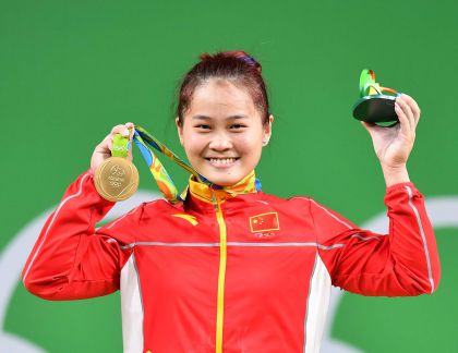 里约奥运举重女子63公斤级决赛 中国选手邓薇破世界纪录夺金