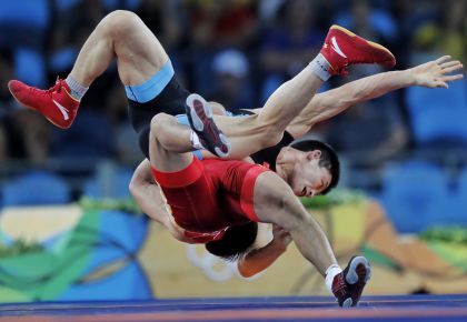 奥运会男59公斤级古典跤复活赛 中国选手王路敏负于对手