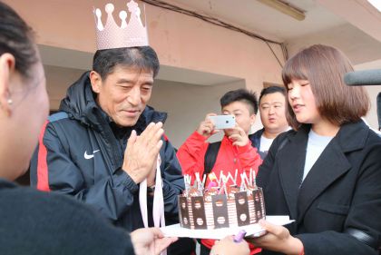 2016赛季中超第27轮在即 球迷为李章洙60周岁庆生