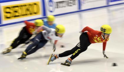 札幌亚冬会短道速滑男子1000米1/4决赛 武大靖犯规出局