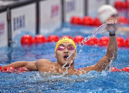 全国游泳冠军赛男200仰泳 徐嘉余破全国纪录夺冠
