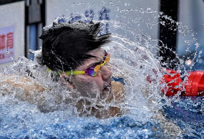 全国游泳冠军赛男子200米蛙泳 覃海洋破全国纪录夺得冠军