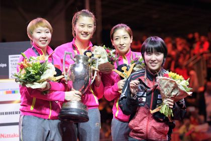 2017年世乒赛女单颁奖仪式 丁宁夺冠高举吉-盖斯特杯