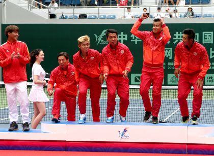 江苏队登上第十三届全运会网球男子团体赛冠军领奖台