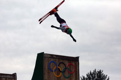 国家集训队自由式滑雪空中技巧女子组水池测试赛在秦皇岛进行