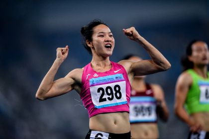 第十三届全运会田径女子百米决赛  韦永丽获得冠军