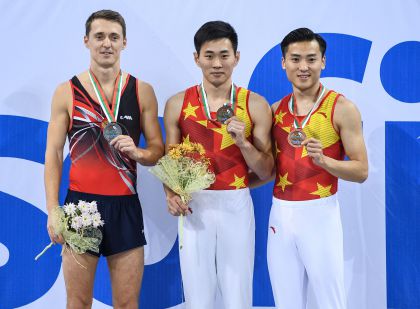 第三十二届蹦床世锦赛 高磊获男子个人网上金牌