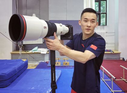 体操世界冠军肖若腾体会摄影记者工作
