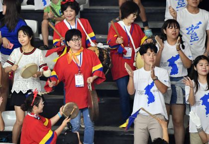 韩朝拉拉队亚运会赛场为朝韩女篮联队加油