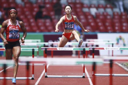 雅加达亚运会田径女子400米半决赛 中国选手黄妍晋级决赛