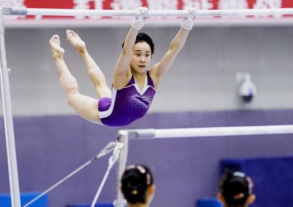 中国体育专题——高低杠世界冠军范忆琳刻苦训练