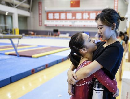 中国体操女队世锦赛选拔测验 队员拥抱教练上演温馨一幕