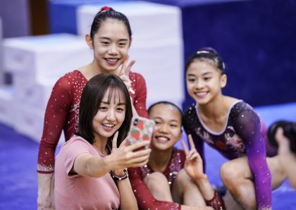 世界冠军庞盼盼观看中国体操女队测验