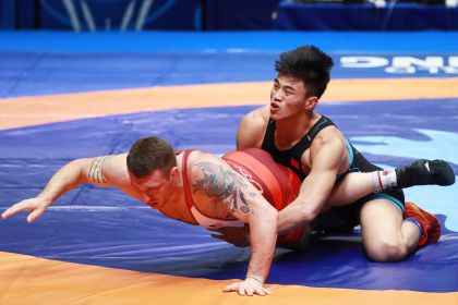 摔跤世锦赛男子82公斤级古典跤 中国选手钱海涛复活赛胜对手