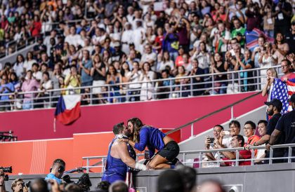 多哈田径世锦赛男子铅球决赛 科瓦茨夺冠后现场亲吻爱人