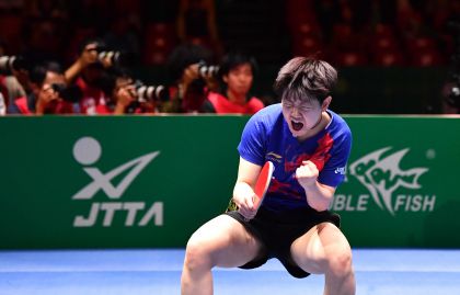乒乓球团体世界杯女团决赛  第二盘单打中国队孙颖莎3比2反败为胜