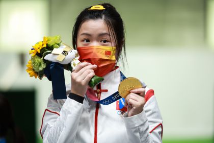 东京奥运会射击女子10米气步枪决赛 杨倩为中国代表团夺得首金