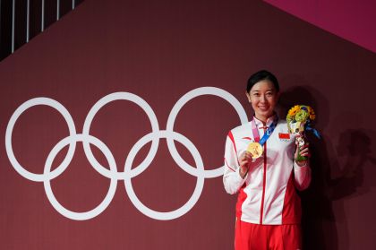 东京奥运会女子重剑颁奖仪式 孙一文笑容可掬光彩照人
