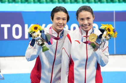 东京奥运会跳水女子双人三米板决赛 施廷懋王涵为中国体育代表团夺得第四金