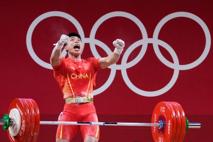 东京奥运会举重赛场再传捷报 谌利军勇夺男子67公斤级冠军