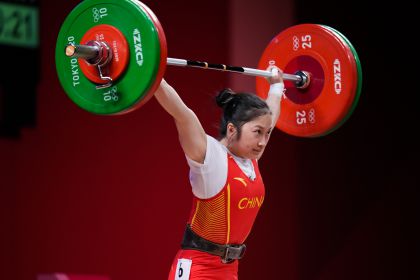 东京奥运会举重女子55公斤级比赛 中国廖秋云摘银