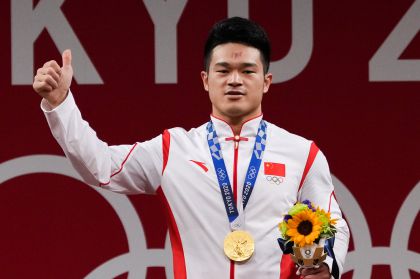 东京奥运会男子举重73公斤级决赛 石智勇为中国夺得第12枚金牌