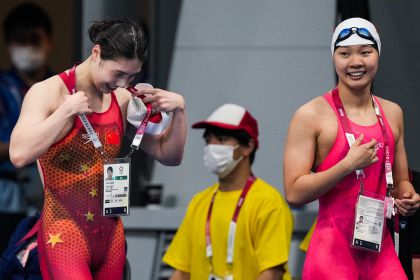 东京奥运会游泳女子200米蝶泳半决赛  张雨霏俞李妍携手晋级